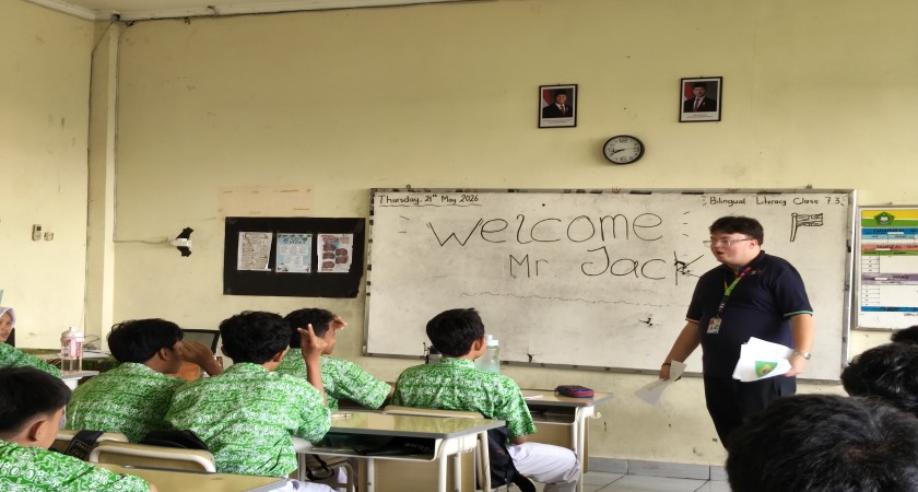 Siswa Kelas Pengayaan MTsN 33 Jakarta Antusias Belajar Bareng Native Speaker Asal Inggris