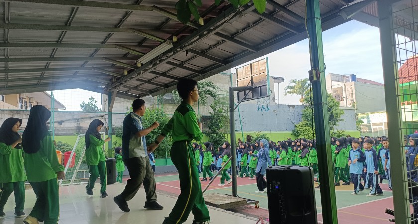 Sinergi Kebersamaan Seluruh Warga MTsN 33 Jakarta Lewat Semangat Senam Pagi
