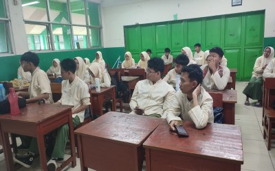 Siswa melaksanakan pengisian survei Evaluasi Diri Madrasah